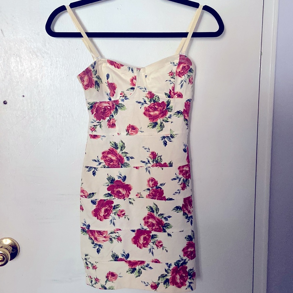 Beautiful dress with rose pattern 🌹